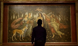 ボッティチェリ風の大きな絵画は、15年かけて手に入れた逸品。自宅で贅沢に独り占め！
